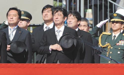 　27日上午，日本首相安倍晉三在琦玉縣的自衛(wèi)隊朝霞訓(xùn)練場出席陸上自衛(wèi)隊年度閱兵式