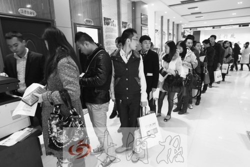 昨天,除復(fù)印材料處有新人排隊外,金水區(qū)民政局婚姻登記處大廳內(nèi)處未見新人排隊的火爆場景。