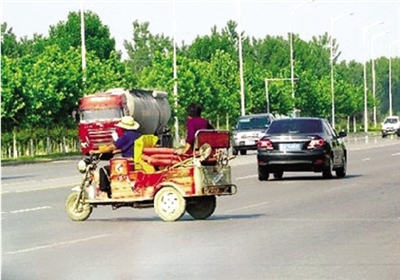 由于沒有硬隔離，鄭開大道上經(jīng)常出現(xiàn)機(jī)動車橫穿馬路的現(xiàn)象