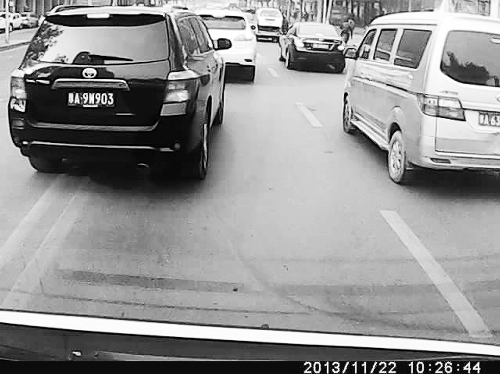 這輛黑色車輛不避讓執(zhí)行緊急任務的救護車，并壓著雙黃線變更車道。唐韜/圖