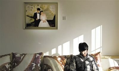 11月28日，青島膠南，丁海偉的婚房掛著與妻子的結(jié)婚照。如今妻子和未出世的孩子都已離世。新京報(bào)記者 周崗峰 攝