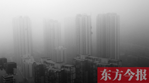 昨天早上，鄭州氣象臺發(fā)布大霧紅色預(yù)警，在霧霾籠罩下，鄭州市區(qū)的高樓大廈隱約可見