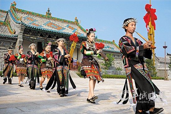 山東臺(tái)兒莊古城內(nèi)，來(lái)自外地的演員表演蘆笙舞 王建華 攝