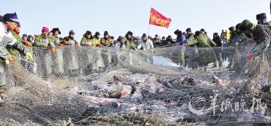 鏡泊湖冬季捕魚(yú)節(jié)上的民俗表演 宋桂霞攝