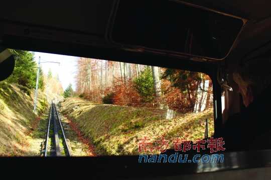 小火車一路向上，沖破云層，豁然開朗，乘客們的歡呼聲適時(shí)響起，一切漸入佳境。