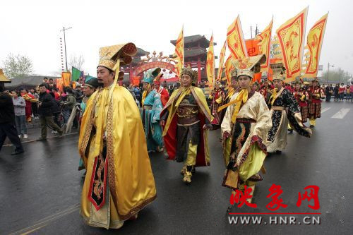 　　3月30日上午,開封市舉行2013中國(開封)清明文化節(jié)踏春巡游活動?！?　　