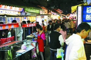　　品味臺(tái)灣,又怎能錯(cuò)過(guò)那些親民夜市。