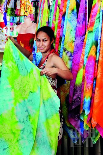 　　Pareo,這一幅幅有著漂亮圖案、色彩繽紛的布,是大溪地人最美的衣