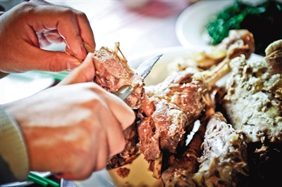 在西北大多數地區(qū),手抓肉是最普遍最經濟的羊肉吃法。