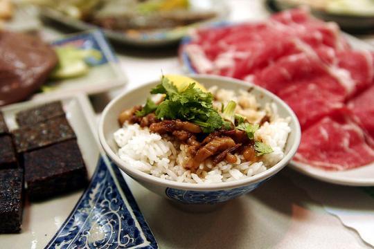 　　鹵肉飯?jiān)谂_灣南北地區(qū)有不同的意義