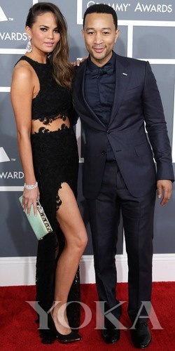 約翰·傳奇和女友Chrissy Teigen，Chrissy身穿Joy Cioci