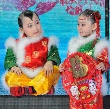 鄧?guó)Q賀(左)在春晚上。