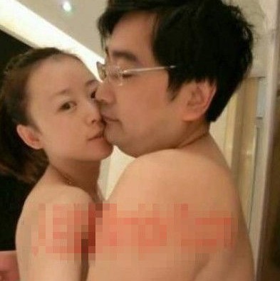 女主播紀(jì)某與國家檔案局官員范某。