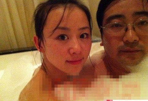 女主播紀(jì)某與國家檔案局官員范某。
