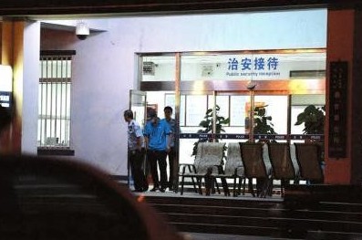 釋小龍走出派出所。
