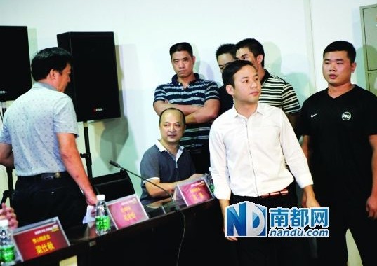 佛山精武會會長梁旭輝在弟子保護(hù)下來到現(xiàn)場。