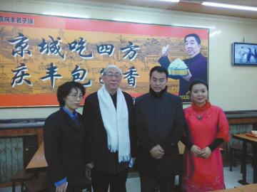 吳頌今（左二）、王樹才（左三）、談芳兵（右一）與店長合影。