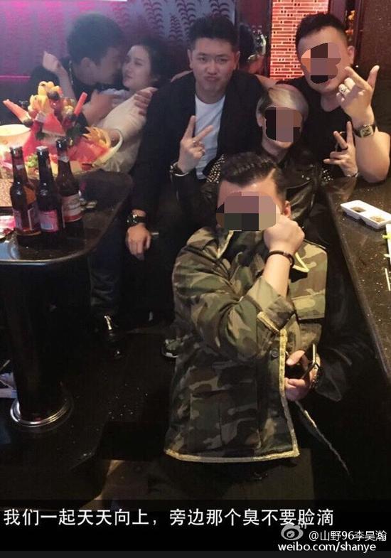田源朋友辟謠稱左側(cè)抱著女子親吻的是田源的發(fā)小，女子的男友。