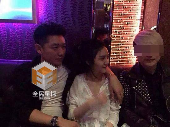 田源摟著激吻門(mén)女主，自稱是在勸架