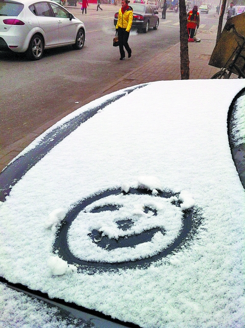 一月十五日上午，有汽車披著一身的雪裝，從經(jīng)開區(qū)回到市區(qū)。