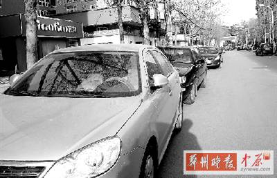 友愛路，路邊停了一排車，本來不寬的路就變得更窄了。