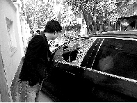 有個(gè)人晃了一圈后，寶馬、現(xiàn)代、越野的車窗都“長(zhǎng)”出大窟窿