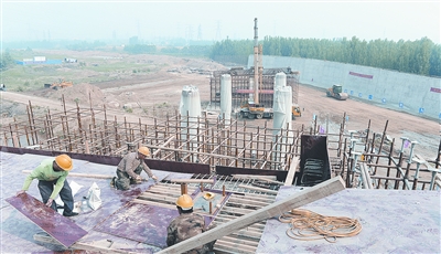 中原西路西南繞城高速公路互通式立交項目已完成總工程量的35%。