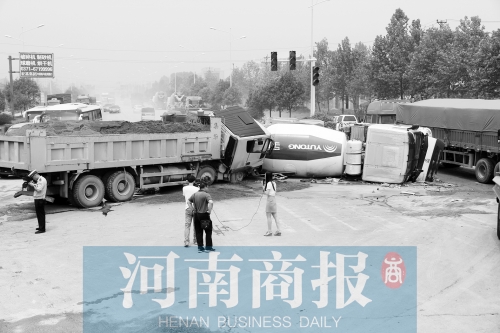 事故現(xiàn)場的附近居民稱，路口的紅綠燈從來沒亮過