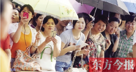 7月6日，鄭州市文化路省實驗中學(xué)小升初測評點，家長們聚集在一起，焦急地等待自己的孩子走出考場 劉棟杰