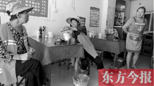 7月30日下午，鄭州市建設(shè)路一家面館老板毋女士，給兩位環(huán)衛(wèi)工端水解暑