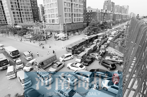 路口四個方向直行、左轉(zhuǎn)交織，車輛相互抵頭，無法正常通行
