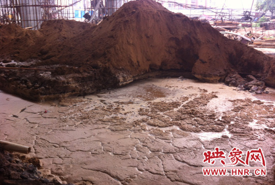 隴海路西三環(huán)快速路施工現(xiàn)場，被挖斷的管道就在泥水下面