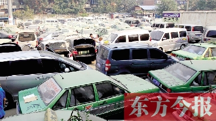 國慶期間，鄭州市客運管理處查處的大批非法營運車輛