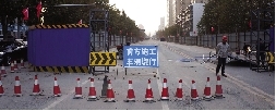 桐柏路西側(cè)，圍擋內(nèi)已經(jīng)不允許汽車通行。