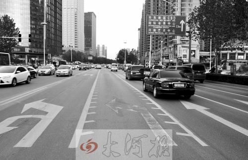 這條畫有多條短斜線的車道就是可變車道，視車流量大小而定，直行車輛多時它是一個直行車道，左轉(zhuǎn)車輛多時它