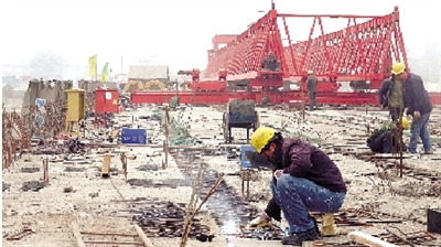 正在建設(shè)的鄭登快速通道跨南四環(huán)大橋。