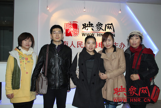 網(wǎng)友出發(fā)前和東方今報(bào)記者劉長(zhǎng)征、河南電臺(tái)新聞廣播記者王巴燕（左二、左三）合影
