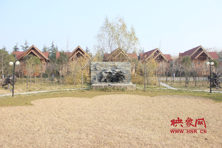后面就是小別墅，前面是個廣場