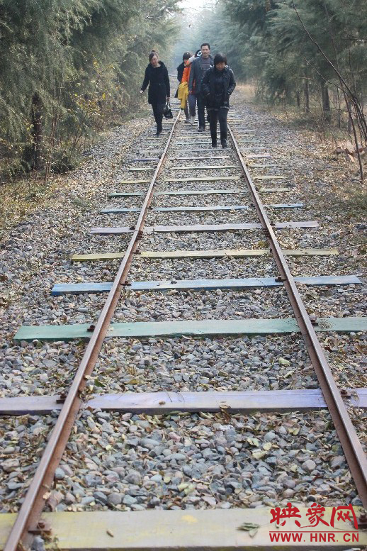 景區(qū)保留下來的火車道，下面的木基被染成了五顏六色