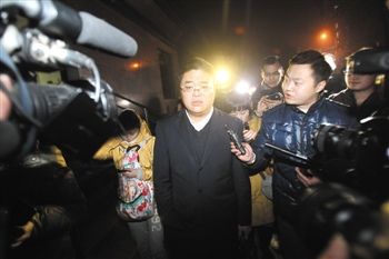 1月15日，重慶，庭審結(jié)束，張貴英的辯護律師接受媒體采訪。