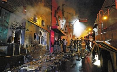 27日凌晨，巴西南里奧格蘭德州圣瑪麗亞市一家夜總會突發(fā)大火，造成至少245人死亡。圖為消防人員正在現(xiàn)場滅火救援。