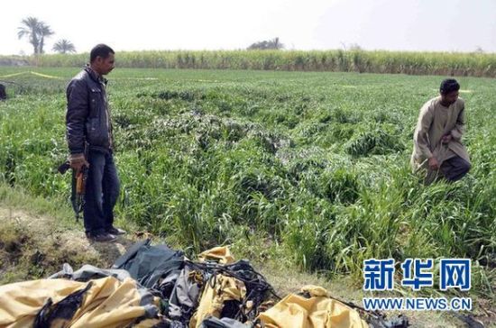 2月26日，在埃及旅游城市盧克索附近，當(dāng)?shù)匕踩藛T在發(fā)生熱氣球爆炸事故的現(xiàn)場查看。