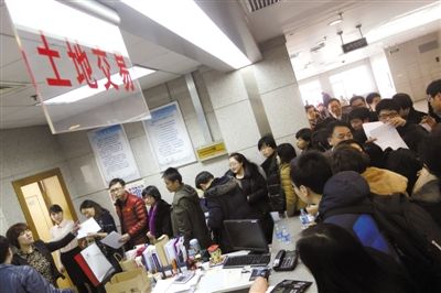 2月28日，北京市土地交易市場，各房地產(chǎn)企業(yè)代表準備競拍房山、大興、朝陽的13塊土地。