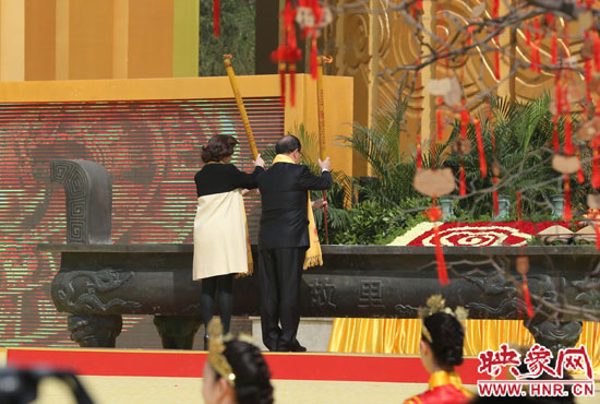 中國國民黨副主席蔣孝嚴(yán)及其夫人凈手上香 。映象網(wǎng)記者 邵恰 攝