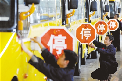 4月28日，江西上饒，江西博能上饒客車員工正在為銷往廣東客戶的訂單大鼻子校車做最后的質量安檢。圖/CFP