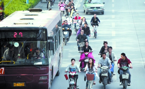 “電動車管理辦法”出臺后，市民騎電動車或許不會那么“隨意”（資料圖）　記者 趙卓/攝