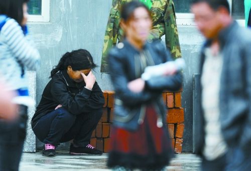 一名失蹤員工的家屬在失蹤人員信息登記處前哭泣。