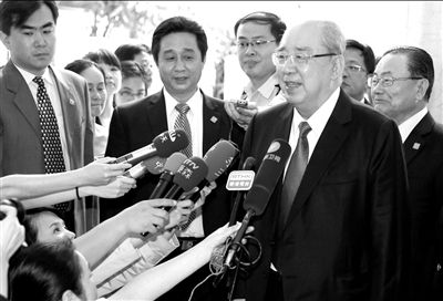 吳伯雄率國民黨大陸訪問團(tuán)抵達(dá)北京，在下榻的麗思卡爾頓酒店接受記者采訪。中新社發(fā)