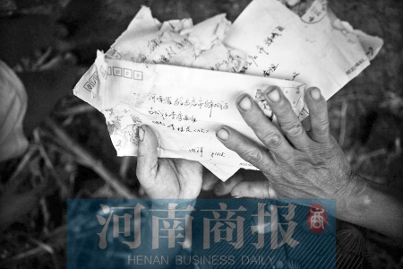 兒子寫來(lái)的每一封信，母親都小心翼翼地保管著