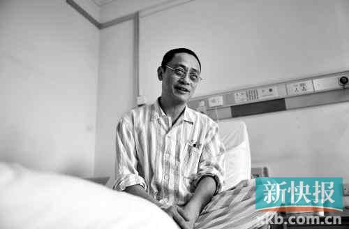 在病床上,趙海濱看起來比原先照片里消瘦了很多,雖然戴著一副近視眼鏡,卻掩飾不住鏡框后面發(fā)黑的眼圈。新快報記者孫毅/攝